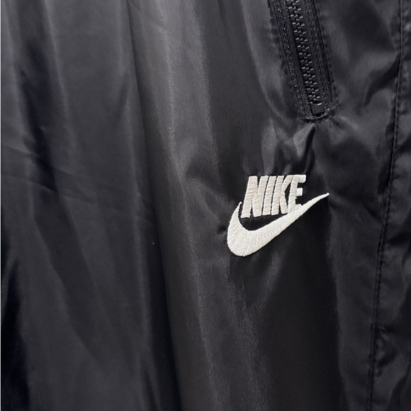 Nike standard fit taper leg regular length Windrunner pants - Picture 2 of 7